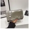 Bolsa de Ombro Simples Brilhante Tendência Feminina Outono/Inverno 2024 Nova Bolsa de Axila Retrô Bolsa Quadrada Pequena Cor Sólida com Corrente