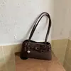 Bolso de hombro cruzado de moda 2026 con diseño de nicho nuevo y moderno decorado con cinturón, bolso cruzado personalizado dulce y genial
