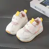 Tênis esportivos infantis, novo estilo outono 2025, sapatos de caminhada para bebês com sola macia, tênis casuais da moda para meninos.