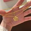 Nuevo collar romántico de flor de ciruelo cepillada, ligero, de lujo, chapado en oro antiguo, pequeña flor dorada, cadena de clavícula combinable para uso diario, venta al por mayor