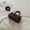 Bolso tote con estampado de lichi estilo commuting para mujer, bolso de hombro de cuero suave, nuevo modelo 2026, gran capacidad, sensación de alta gama, bolso de mano cruzado
