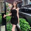 Vestido Sexy Estilo Chica Caliente de Hombro Inclinado Un Hombro Tirantes para Mujer Verano Nuevo Look Adelgazante Falda Corta Ajustada de Alta Gama
