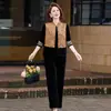 Elegante conjunto de tres piezas con chaleco abotonado estilo chino para madres de mediana edad, nuevo estilo otoño 2026, lujoso traje de terciopelo dorado