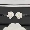 Novos brincos florais Chanel-inspired com duplo C para mulheres, banhados a ouro, luxo leve, modernos, brincos de alta qualidade com letra dupla C