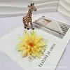 Venta al por mayor del fabricante Crisantemo de Llama Simulada Aguja de Pino Cabeza de Crisantemo Pinza de Cangrejo Flor Falsa Decoración Accesorios para Pasador de Cabello Flor Falsa