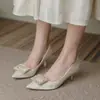 2025 Novo Estilo Bico Fino Salto Agulha Tamanho Grande Fivela Quadrada Pérola Sapatos Femininos Scarpin Boca Rasa Versátil Moda Sapatos Femininos Sapatos de Casamento