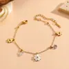 Acero de Titanio Color que Perdura Estilo Nuevo Pequeño Fresco Siete Flores con Joyería de Diamante Versátil Acero Inoxidable Flor de Margarita Pequeña Collar para Mujeres