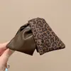 Presilha de garra triângulo com laço estilo coreano para mulheres, presilha de cabelo grande com toque de luxo, presilha tubarão requintada, grampo de cabelo vintage envolto em tecido
