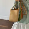 Bolso para teléfono móvil con patrón tejido de diseño de nicho versátil para mujer, nuevo modelo 2026, bolso de hombro y bandolera portátil simple y elegante
