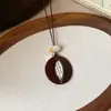 Colar com cordão de couro retrô e pingente oval, um acessório de moda luxuoso e estiloso, perfeito para combinar com suéteres, uma joia única e versátil para mulheres