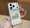 Capa de celular com design de cachorrinho bordado, compatível com iPhone 16 Pro Max e Apple 17, com acabamento metálico que transforma instantaneamente a capa do celular