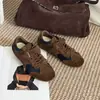Versión de cuero ~3 cm de aumento de altura interna Zapatos de entrenamiento alemanes para mujer, otoño 2026 nuevo colorblock con cordones, lazo, suela gruesa, zapatos casuales
