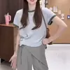 Tejido de punto con manga corta abotonada y dobladillo de color contrastante para mujer 2026 Nuevo estilo coreano de verano Diseño irregular Top corto