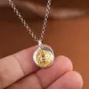 Ciervo Dorado Rey S925 Plata Chapado en Oro Dios de la Riqueza Colgante Redondo Cuerda Trenzada Hecha a Mano DIY Accesorio de Colgante
