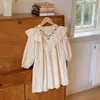 Roupas infantis estilo francês para o Outono de 2026, gola com babados, bordado floral, vestido doce de manga comprida para meninas