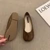 Sapatos Pretos de Porco com Bolinhas, Bico Dividido, Baixos, para Mulheres 2026 Novo Outono Moda de Bolinhas Loafers de Nicho para Mulheres