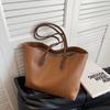 Bolso sencillo de mujer transfronterizo Otoño e Invierno 2022 Nuevo Bolso de hombro de moda y moderno Para todo Combinación Viajero Diseño de nicho Bolso tote