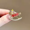 Broche de Pony Red Velvet para el Año Zodiacal, Broche de Lujo de Alta Gama para Mujer con un Temperamento Lujoso, Cierre de Imperdible para Abrigos, Accesorio Floral
