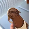 Sandalias para niña de punta cerrada verano 2025 nuevos zapatos para niños zapatos de princesa para niña pequeña suela suave casual zapatos para bebé a la moda