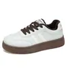 Tênis de Treino Estilo Alemão com Solado Grosso para Mulheres Outono/Inverno 2026 Novos Sapatos Brancos Estilo Academia Versátil Tendência Tênis Esportivos de Board MR538