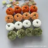 Decoraciones de calabaza de terciopelo artificial transfronterizas, adornos decorativos festivos de calabaza colorida envuelta en tela para Halloween, en stock al por mayor