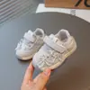 Zapatos Deportivos para Niñas 2026 Nuevas Llegadas de Primavera Estilo Coreano para Niños Suela Suave Encaje de Perlas Lazo Zapatos de Tabla Moda Zapatos Individuales