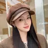 Sombrero de moda coreano para mujer de otoño e invierno, circunferencia de cabeza grande, adelgazante de cara, gorra de pico de pato, boina retro británica de rayas finas