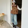 Colete feminino estilo Maillard 2026 com gola de lã de cordeiro, camurça sintética vintage, botões de chifre, corte solto, espessado, colete de algodão para usar por cima