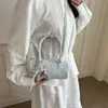 Bolsa feminina de nicho 2026, nova bolsa transversal mini casual requintada, bolsa cilíndrica estilosa de mão