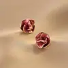 Brincos de Tarraxa Camélia de Luxo Leve de Nicho Venda Quente Sentido de Alto Padrão Brincos de Influenciador Flor Simples Versátil Temperamento Joias de Orelha Atacado