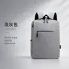 Mochila de laptop executiva simples e elegante com porta de carregamento USB externa, múltiplos compartimentos e logotipo personalizável - perfeita para estudantes e pessoas que se deslocam para o trabalho.