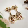 Pendientes Europeos y Americanos Transfronterizos Vintage con Flor Tachonada de Diamantes Racimo de Uvas Perlas, Pendientes Retro con un Toque de Alta Gama