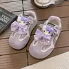 Zapatillas de entrenamiento alemanas moradas de nuevo estilo 2026 para niñas, con un lazo y cierre de velcro, suela suave, lindas y casuales, perfectas para niñas pequeñas.