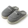 Novas pantufas de algodão com sola de PVC para mulheres, quentes e forradas com fleece para o inverno, antiderrapantes, adequadas para casais, com bordado de coelho, disponíveis de uma fonte da cadeia de suprimentos