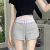 Shorts deportivos de verano finos grises para mujer, para chicas petite, pantalones cortos ajustados casuales de cintura alta que estilizan, pantalones cortos ultra cortos de línea A