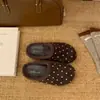 Mules fechadas estilo Birkenstock com solado grosso e estampa de bolinhas para mulheres, coleção outono 2026, design slip-on, versáteis e confortáveis para uso ao ar livre
