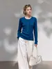 Linda blusa de base de tricô de manga comprida estilo coreano para mulheres, apresentando um design deslumbrante perfeito para usar em camadas no outono e inverno, um top slim fit 10067