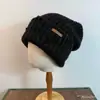 Gorro de Lana Mezclada con Etiqueta de Cuero Rota Estilo Callejero Americano Nicho Diseño Roto Gorro Tejido Engrosado y Cálido para Hombres y Mujeres