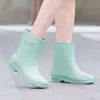Botas de lluvia elegantes de media pantorrilla para mujer, impermeables y resistentes al desgaste, adecuadas para todas las estaciones, con forro cálido de vellón, suelas planas y diseñadas para usar en la cocina o como zapatos casuales.