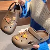 Tamancos femininos com bico fechado para uso doméstico, chinelos antiderrapantes para banheiro para tomar banho no verão, com sola macia, leves, podem ser usados na rua, chinelos masculinos