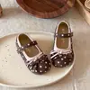 Sapatos Mary Jane estilosos para meninas com laço e poá, novo modelo outono e inverno 2026, sapatos de couro versáteis para atividades ao ar livre com sola macia para bebês