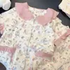 Pijama Rosa con Conejitos Estampados por Todas Partes para Mujer, Conjunto de Verano con Cuello de Muñeca Manga Corta y Shorts, Ropa para Dormir y Casa de Estudiante
