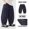 Calça Jeans Curva Europeia para Meninos Outono 2026 Nova Roupa Infantil Crianças Bebê Criança Pequena Estilo Primavera Outono Tendência Calça Cool