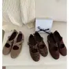 Todas las blogueras de moda tienen un par de elegantes zapatos Mary Jane con tiras cruzadas y suelas suaves, perfectos para bailarinas.