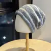 Novo Chapéu de Lã Quente Feminino para Outono e Inverno, Gorro Listrado da Moda, Chapéu Casual Pulôver Que Faz o Rosto Parecer Menor e a Circunferência da Cabeça Parecer Menor