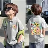 Camisa Polo Fina de Manga Curta 100% Algodão para Meninos e Meninas Verão 2026 Novo Estilo Infantil Versátil Estampada com Gola