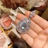 Colgante de joyería pesada con gemas de gran tamaño, tesoro de color medieval transfronterizo de camelia, diseño de tapa trasera chapada en oro, anillo de mujer rica