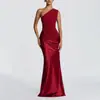 Ropa transfronteriza europea y americana para mujer: Elegante vestido largo bodycon ajustado de satén, elegante vestido bodycon asimétrico sin hombros fruncido