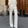 Elegantes pantalones acampanados de estilo francés, de tiro alto, corte ceñido, con caída, hasta el suelo, que realzan la altura y la figura esbelta, adecuados para ir al trabajo