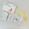 Pastel de Cumpleaños Desechable Cubiertos de Seis Piezas Caja de Regalo Suministros para Hornear Se Pueden Combinar Libremente Vela Tenedor Cuchillo Plato Combinación